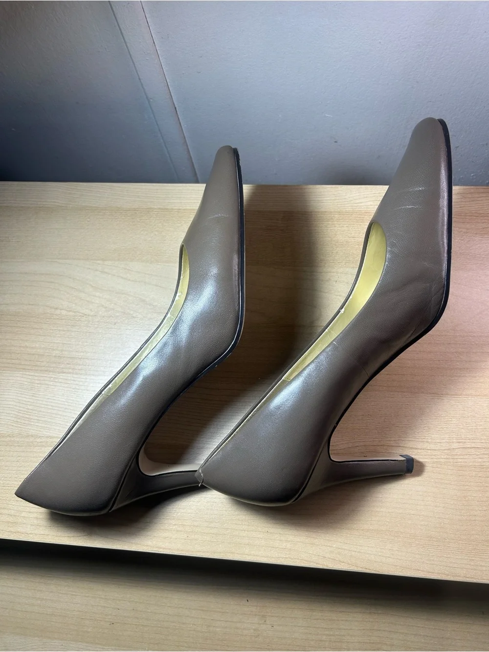 Caresa Women's Classic Leather Pumps